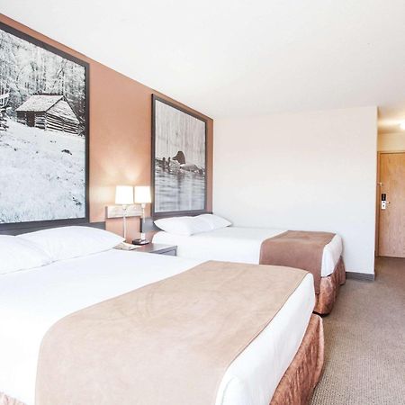 Super 8 By Wyndham Meadow Lake Экстерьер фото