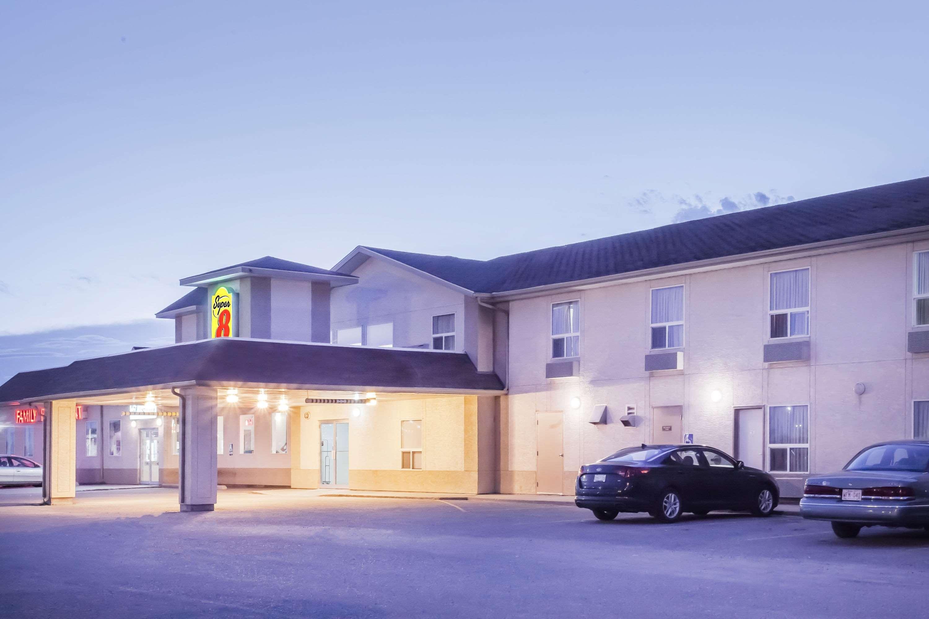 Super 8 By Wyndham Meadow Lake Экстерьер фото