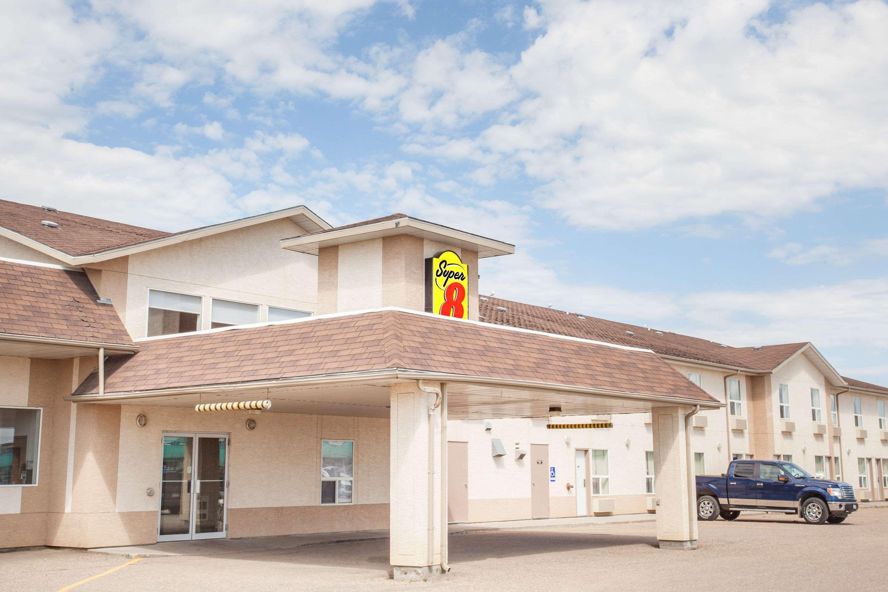 Super 8 By Wyndham Meadow Lake Экстерьер фото